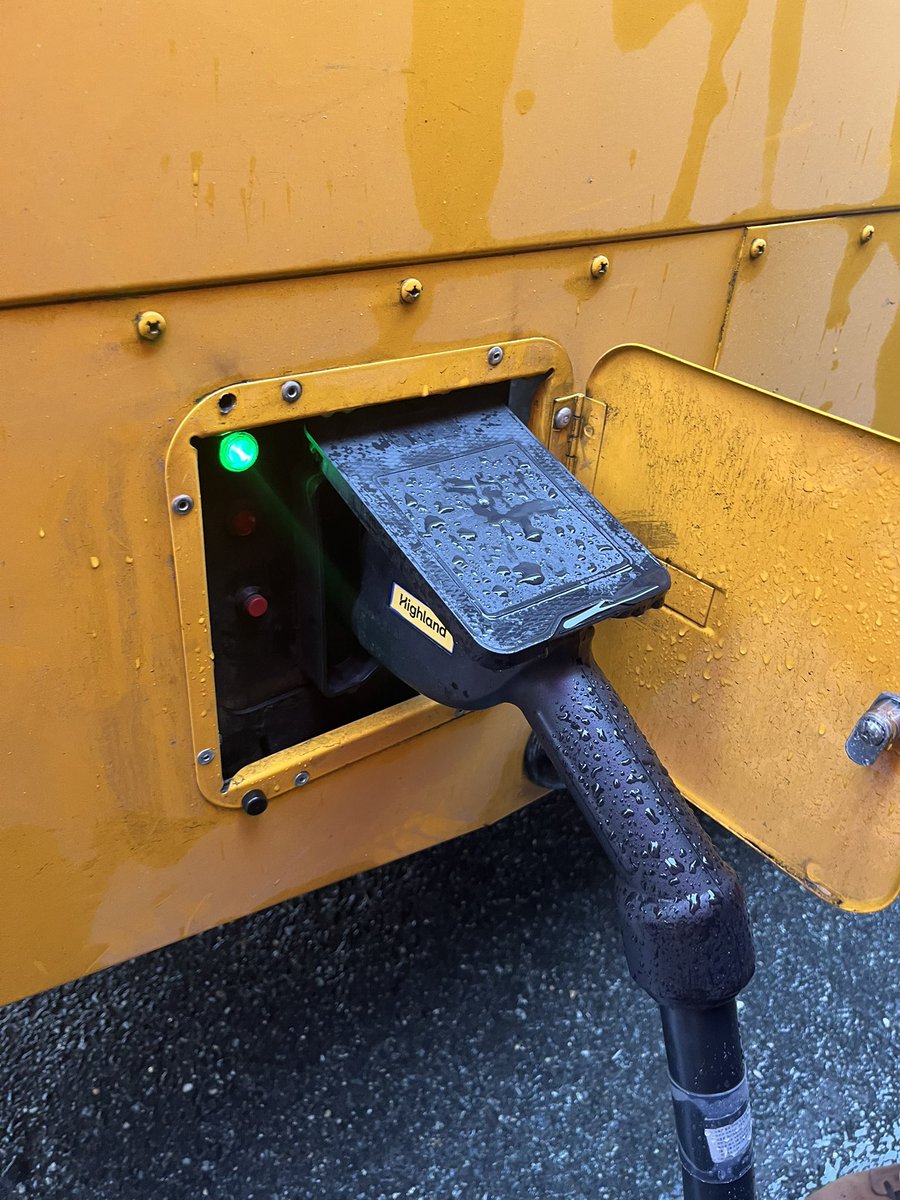 EmilyForlini's tweet photo. Visited the nation’s (world’s?) largest EV school bus fleet today! “We have drivers of 25yrs who were skeptical but now love the electric buses and choose them over a brand new diesel. Kids love them, too. They’re silent, less smelly.” - Jim, dispatch manager @HighlandFleets https://t.co/QyzE3dc3fW