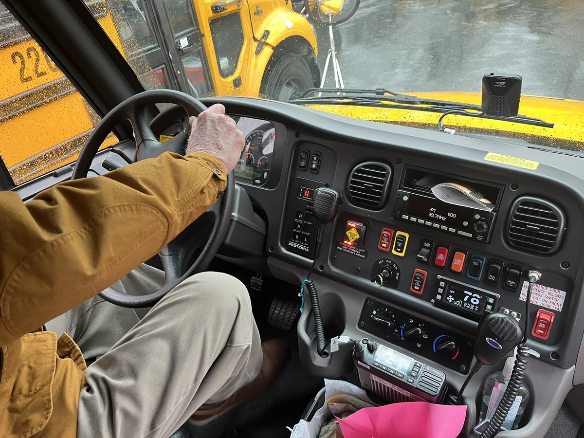 EmilyForlini's tweet photo. Visited the nation’s (world’s?) largest EV school bus fleet today! “We have drivers of 25yrs who were skeptical but now love the electric buses and choose them over a brand new diesel. Kids love them, too. They’re silent, less smelly.” - Jim, dispatch manager @HighlandFleets https://t.co/QyzE3dc3fW