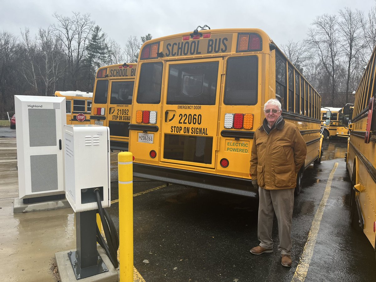 EmilyForlini's tweet photo. Visited the nation’s (world’s?) largest EV school bus fleet today! “We have drivers of 25yrs who were skeptical but now love the electric buses and choose them over a brand new diesel. Kids love them, too. They’re silent, less smelly.” - Jim, dispatch manager @HighlandFleets https://t.co/QyzE3dc3fW