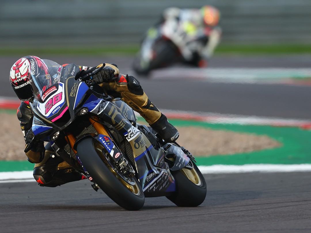 YamahaRacingUK's tweet photo. 🎄 #FestiveFlashback 10 🎄
📅 Round 10: Donington Park
After the disappointment of Oulton, @ohalloran22 bounced back in the opening race of the weekend, finishing second. @BradRayRacing took two podiums on Sunday with a second and a win.
#YamahaRacing #RevsYourHeart #WeR1 https://t.co/eJy0u0sgPs