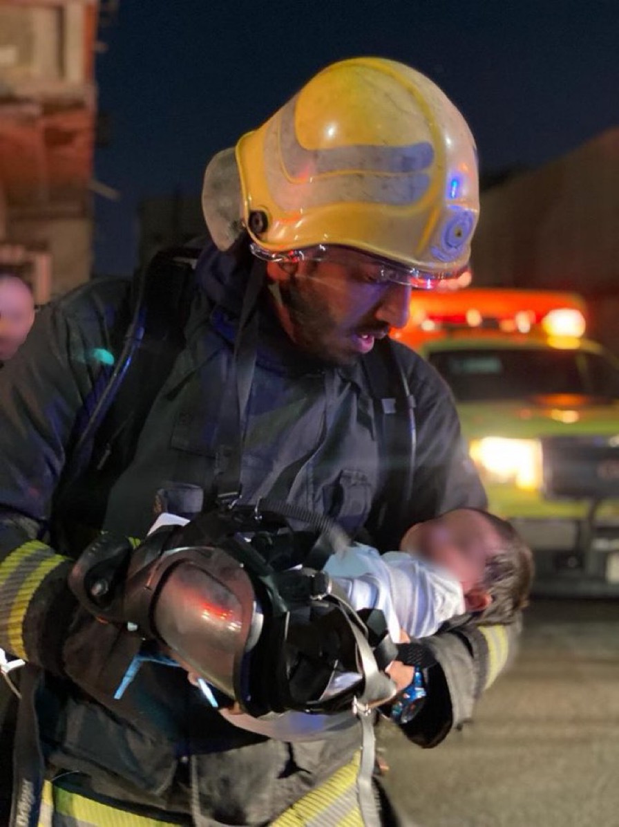 صورة لأحد أبطال الدفاع المدني بعد ما أنقذ امرأة وطفل من حريق نشب في منزلهم🤍.