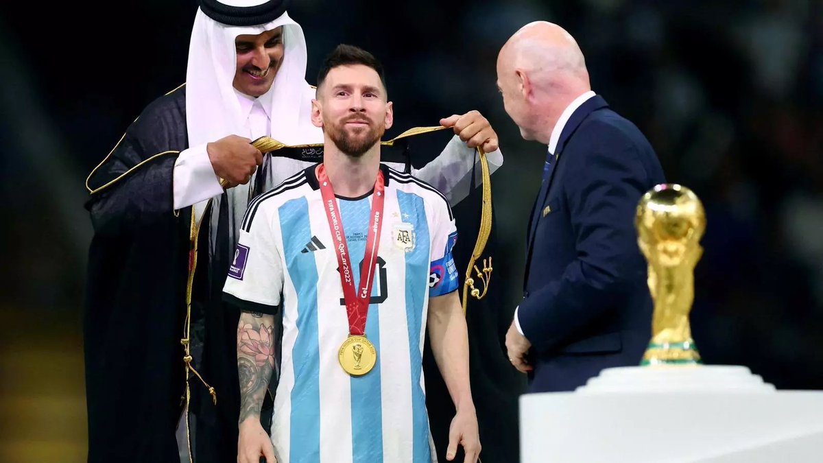 'Qatar segueix necessitant l'esport per projectar una imatge més amable. Renovar Messi, que en aquest torneig ha confirmat que és l'esportista més estimat del món, seria una jugada guanyadora per als qatarians' ara.cat/esports/barca/…