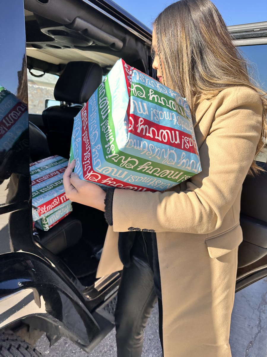 fclynch's tweet image. Happy holidays, we teamed up with @candlelighterselp to give 15 year old cancer patient Aliyah and her family a holiday gift. We hope that we bring a little bit of joy for Aliyah and her family this holiday season among these tough times. 🎄🎅🎁

#florinaurance  #happyholidays