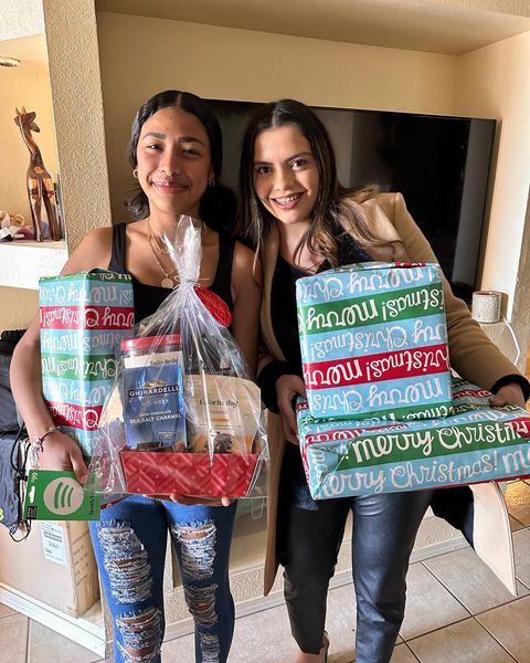 fclynch's tweet image. Happy holidays, we teamed up with @candlelighterselp to give 15 year old cancer patient Aliyah and her family a holiday gift. We hope that we bring a little bit of joy for Aliyah and her family this holiday season among these tough times. 🎄🎅🎁

#florinaurance  #happyholidays