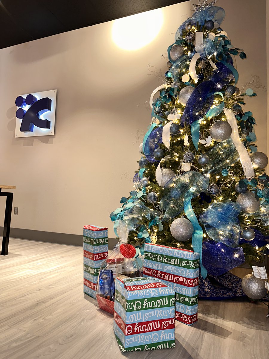 fclynch's tweet image. Happy holidays, we teamed up with @candlelighterselp to give 15 year old cancer patient Aliyah and her family a holiday gift. We hope that we bring a little bit of joy for Aliyah and her family this holiday season among these tough times. 🎄🎅🎁

#florinaurance  #happyholidays