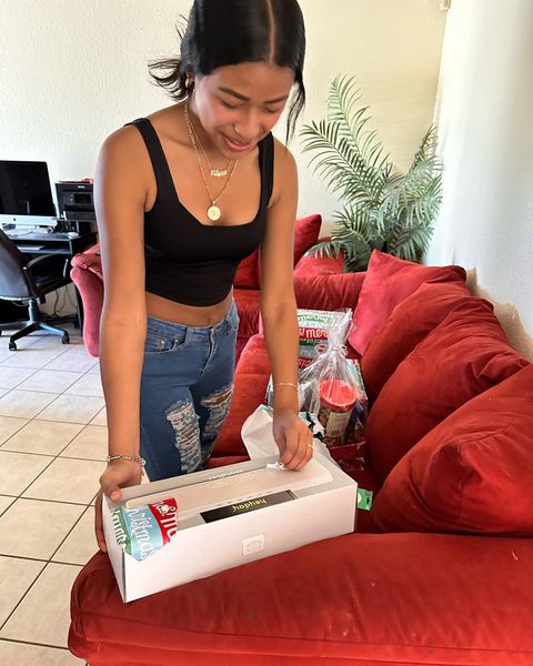 fclynch's tweet image. Happy holidays, we teamed up with @candlelighterselp to give 15 year old cancer patient Aliyah and her family a holiday gift. We hope that we bring a little bit of joy for Aliyah and her family this holiday season among these tough times. 🎄🎅🎁

#florinaurance  #happyholidays