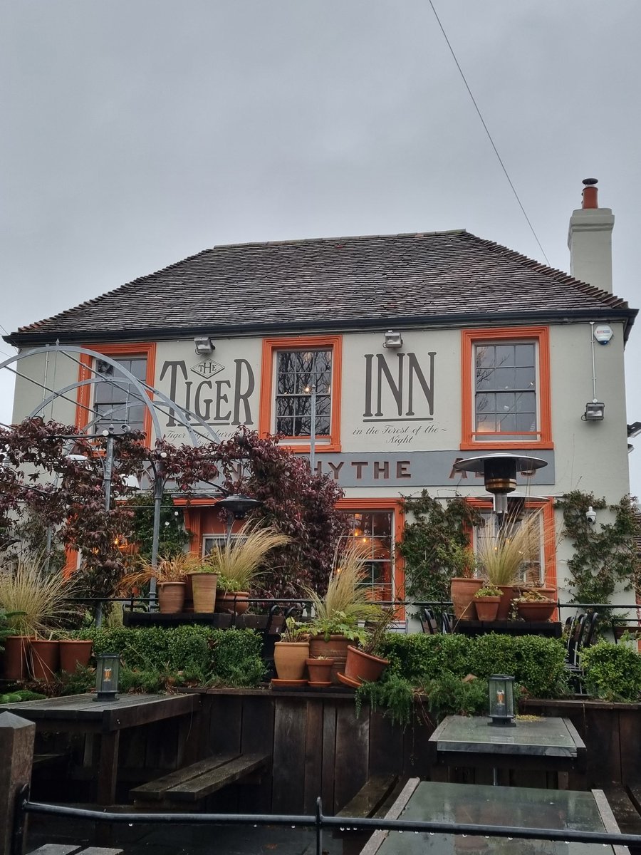 LAJwriter's tweet photo. Found a wonderful Kentish pub for Christmas Eve Eve Eve lunch. We'll come again! #TigerInn #Stowting https://t.co/kk86yhpMtL