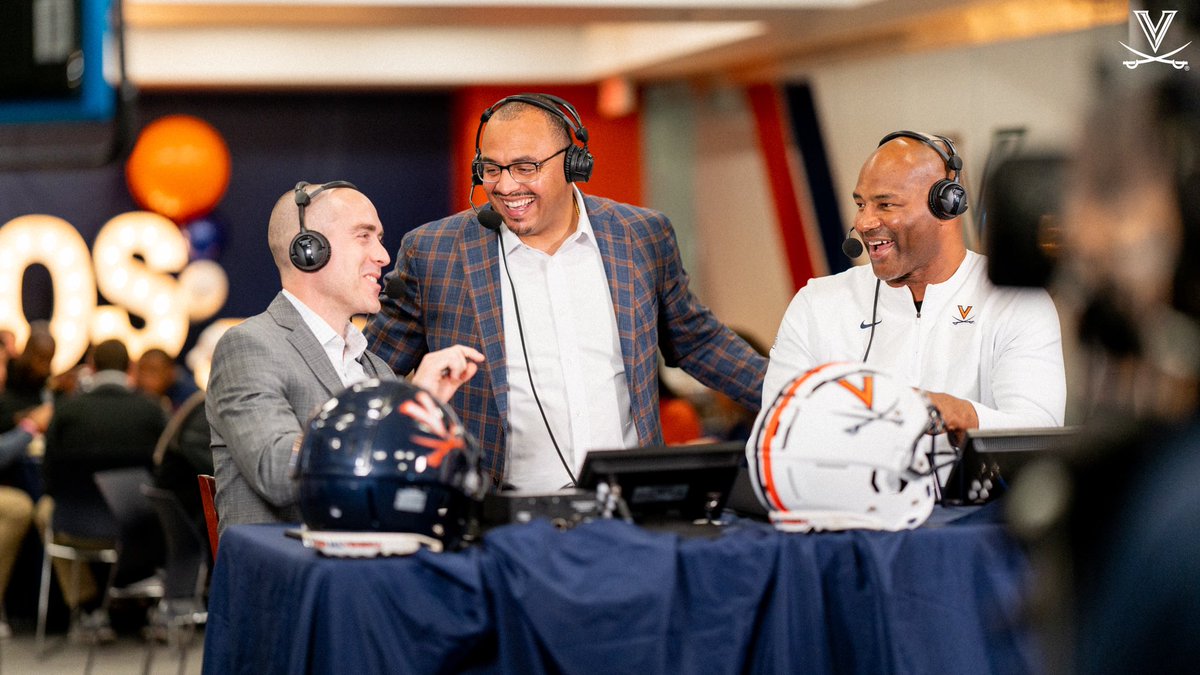 UVAFootball's tweet photo. You just had to be there… #HOOS23
#UVAStrong | #GoHoos⚔️ https://t.co/LQqvsDpAMK