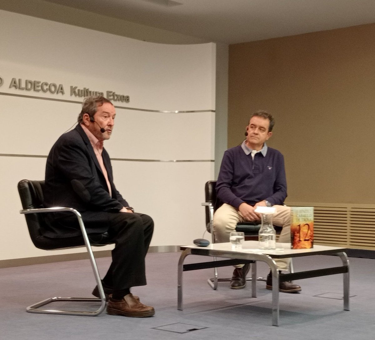 enriquechazarra's tweet photo. Presentación ayer en Vitoria de #caballodetroya12 con #jjbenitez.
@edit_planeta 
@BiblioAldecoa https://t.co/ylPkXUTarA