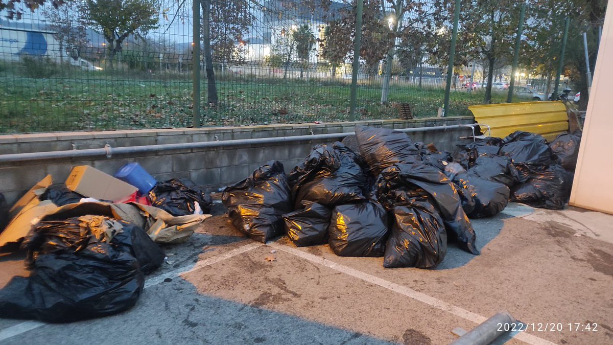 I si algú es pregunta xq els treballad@rs <a href="/avanzaenBCN/">Avanza Baix Llobregat</a> fan aturades parcials, un parell d’imatges: Estat dels vehicles que utilitzen, no es recullen les escombreries de la campa, no hi ha neteja vehicle ni WC, congelat conveni 3 anys, ni IPC!!! I molt més….😡<a href="/AntoniPovedaSJD/">Antoni Poveda</a>