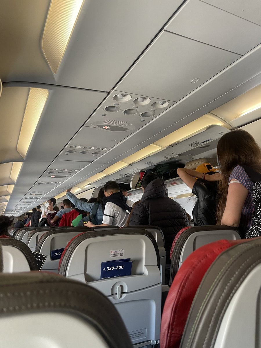 Por un 2023 donde la gente aprenda a bajarse de un avión ✈️ 🙏🏽