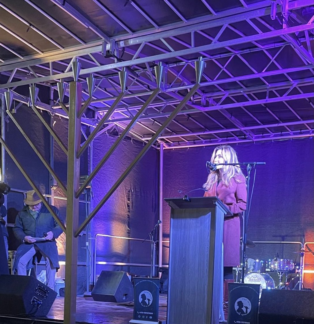 Als we een specifieke groep mensen uitsluiten, tasten we onze menselijkheid aan. Het is niet de verantwoordelijkheid van de Joodse gemeenschap om Jodenhaat de kop in te drukken, maar van ons allemaal. Het licht dat Chanoeka deze dagen verspreidt, biedt dan hoop. #chanoekaopdedam