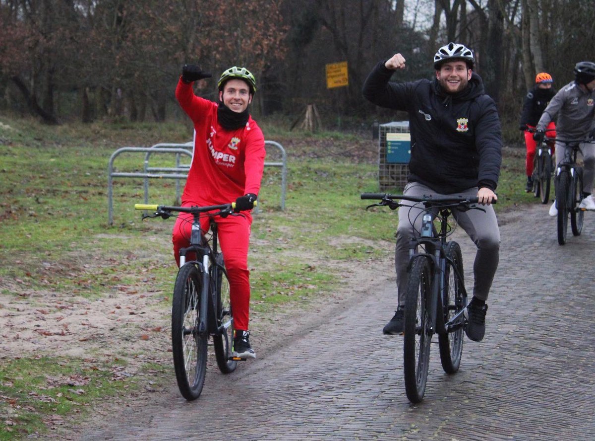 GAEagles's tweet photo. 𝙊𝙣 𝙩𝙝𝙚 𝙧𝙤𝙖𝙙 𝙖𝙜𝙖𝙞𝙣 🚲

De selectie ging vanmiddag op pad met de mountainbike. Goed bezig, mannen! 😉 https://t.co/ud1tVekoa6
