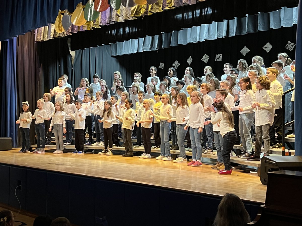 Mrs_JCrawford's tweet photo. Mrs. Campbell is magical! Our Holiday Sing was amazing! https://t.co/jM6AO4llnr