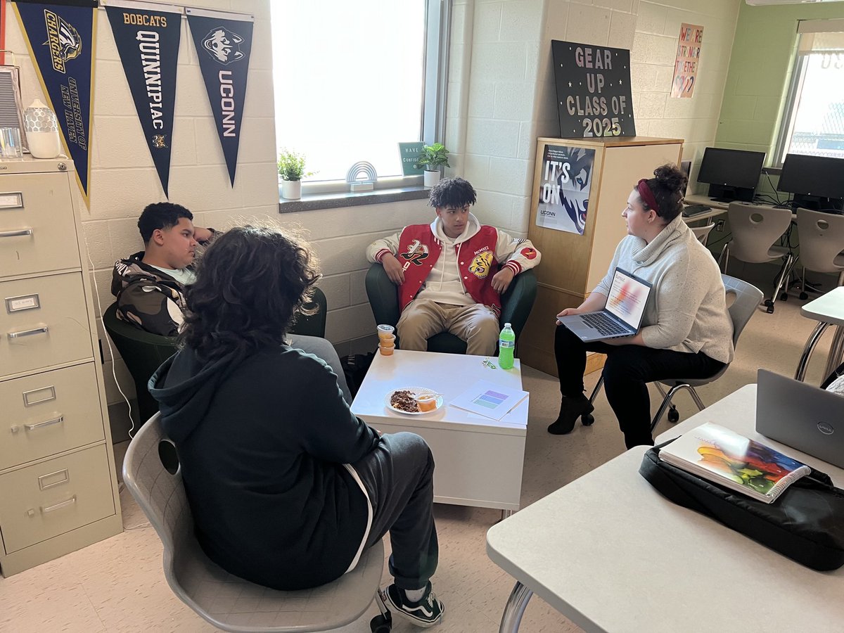 MissSGEARUP's tweet photo. Sophomores at Maloney and Platt took a break out of their day to learn about self awareness and make some detailed self care plans. #GearUpWorks @PlattLive @MaloneyMemos @GEARUPMeriden https://t.co/3adZkOv5WU
