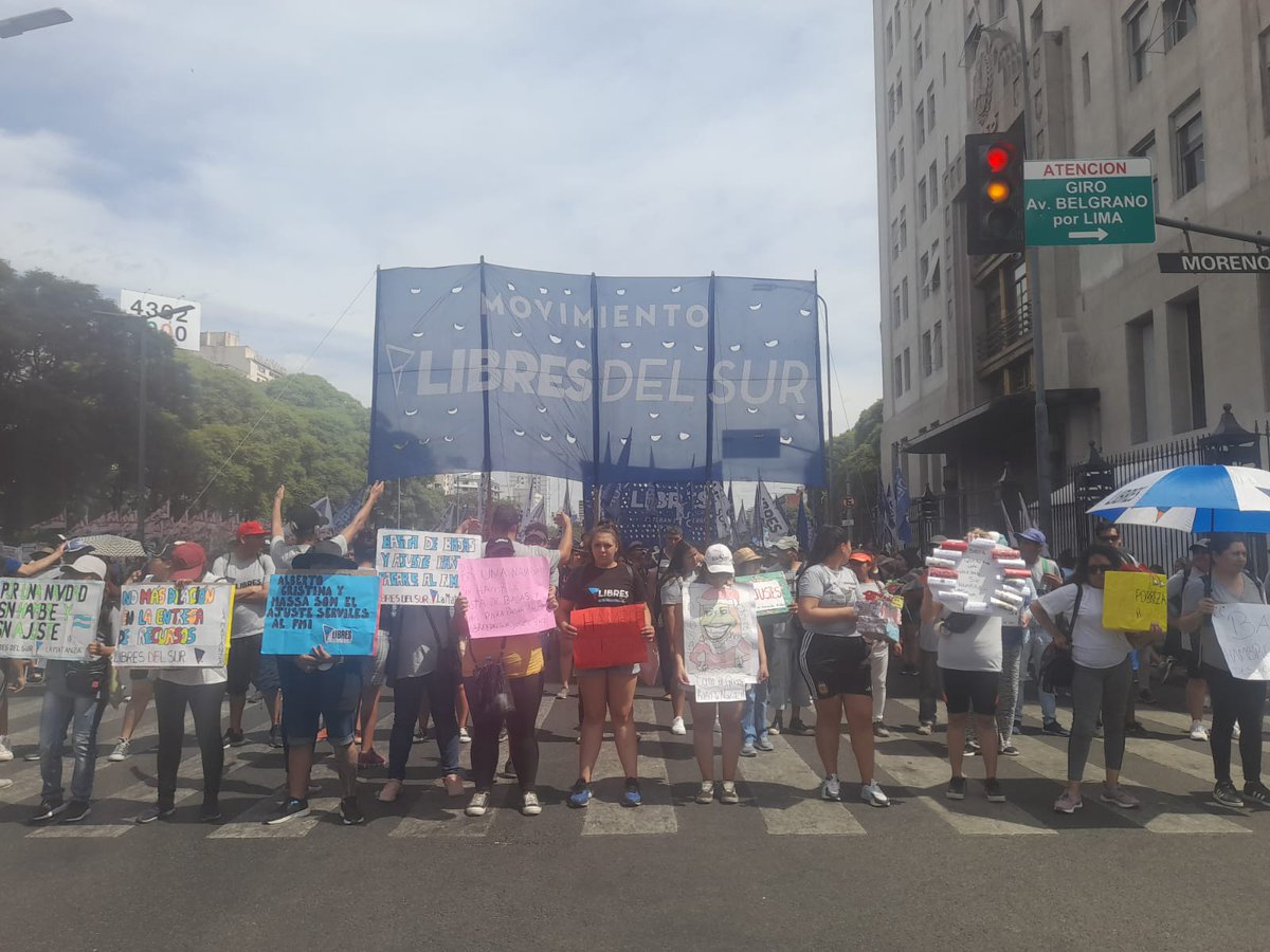 BDPMoreno's tweet photo. #porunanavidadsinhambre

Hoy armamos un acampe frente al ministerio de desarrollo social, en reclamo a las bajas arbitrarias a los beneficiarios del programa Potenciar Trabajo y la nula asistencia brindada a los comedores establecidos en los barrios del conurbano https://t.co/ImIZ0SwlXE