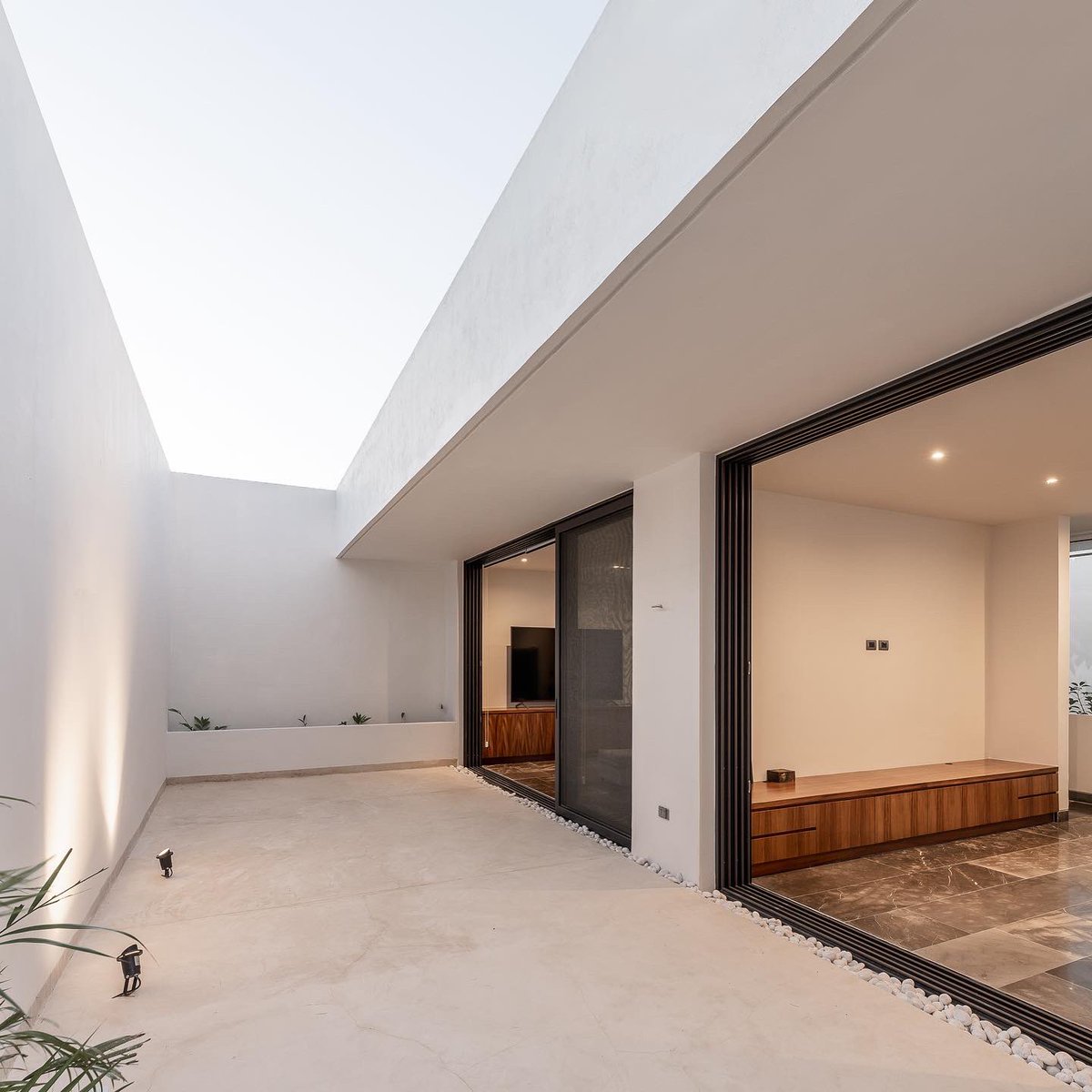 Arqenblanco's tweet photo. Casa Montecristo - MIKA dsa 
Imagen: Manolo Solís 
________________________________
#mika #manolosolis #merida #mexico #arquitecturamexico #arquitecturamexicana #arquitecturaenblanco #arquitectura #proyecto #archdaily #architecturehunter #architecture #archlover #arch https://t.co/9pcFnfiyBm