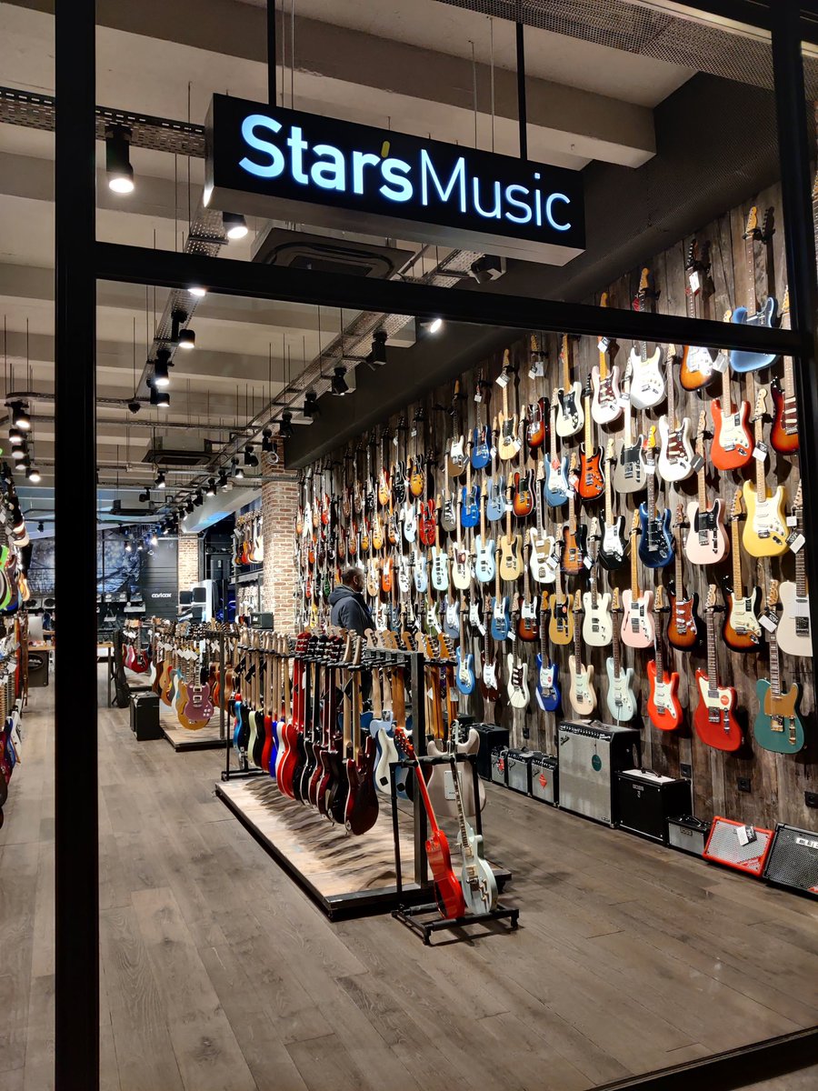 CountryMusicFr's tweet photo. 🎶 Brother and sisterwherever you are
We'll rise together till we find the spark
That'll light up the house of a thousand guitars 🎶 🎸
#BruceSpringsteen #LetterToYou #HouseOfAThousandGuitars #StarsMusic #ThursdayNight #Guitars https://t.co/NG79ESVeDn
