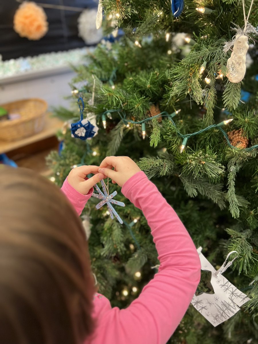 selby_grade1's tweet photo. We had so much fun this week putting all of our ornaments on our lovely tree for the Festival of Trees and Lights 🎄 https://t.co/oubdpw93WE