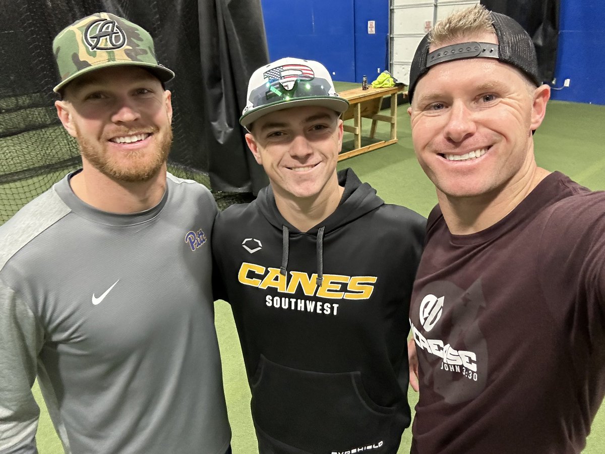 CameronHapes's tweet photo. Thanks @ChaseAnderson87 and @Hobie_10 for letting me workout with you guys this week. I learned a lot and was able to put in some good work. https://t.co/lDtW3MlEbR