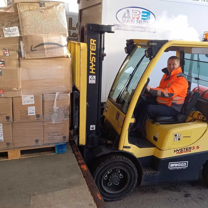 SocialBite_'s tweet photo. ⌛ The countdown is well and truly on! Our incredible delivery team is working around the clock to distribute all your amazing gifts in time for Christmas. A massive THANK YOU to each and every one of you who have joined this movement of kindness, we are so grateful 💚 https://t.co/fDmOxomEWG