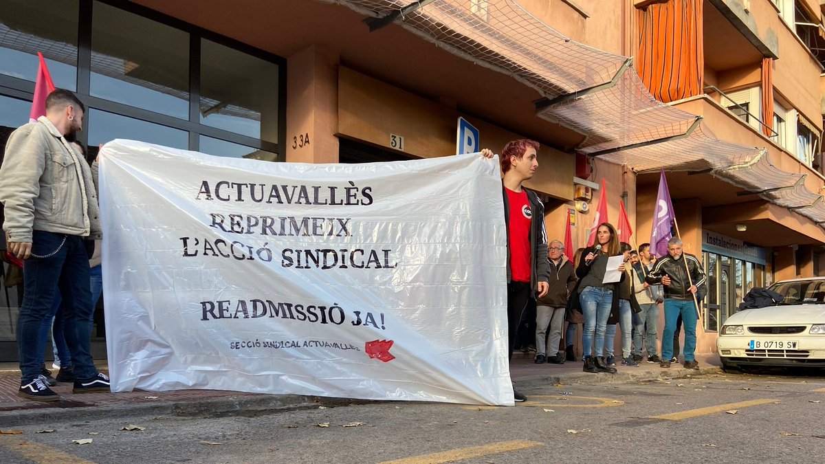 COS_Valles's tweet photo. 👉🏻Avui, concentració i roda de premsa en suport a la @cosactuavalles i a la companya acomiadada. 

Si una entitat social de referència a #Sabadell , com @actuava , vulnera els drets de les treballadores, com podem defensar el servei i els drets de les persones ateses? https://t.co/CgHsp1NWNr