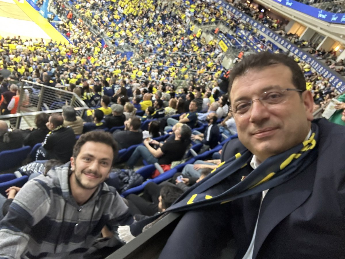 makeremcakir's tweet photo. Başkanıma atkıyı hediye ettim. O da karşılığında umudun varlığını hatırlattı, güzel günlerin yakın olduğunu söyledi. @ekrem_imamoglu https://t.co/ICua7S0rXC