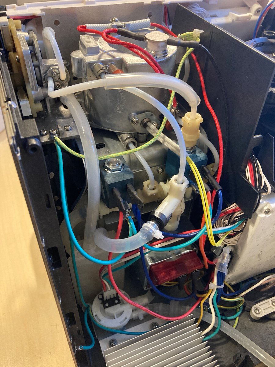 flou_m's tweet photo. In der Kaffeemaschine müsste auch mal wieder einer aufräumen. Aber immerhin ist der Fehler nach dem Gehäuse-öffnen weg. https://t.co/lU9eJQdtR5