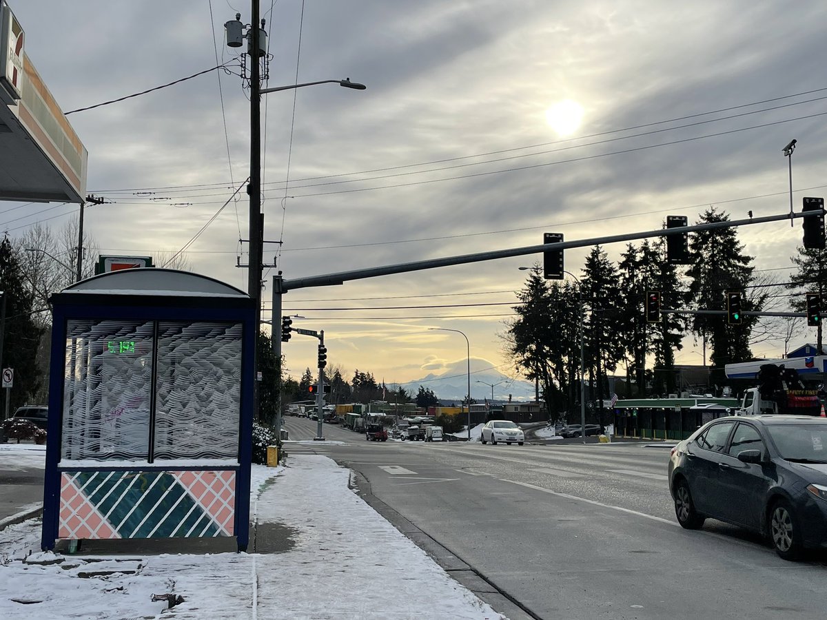 lilkaraokediva's tweet photo. #MtRainierWatch #MyMountain #BusStopView Ooooooo soooo pretty from 129th & MLK this morning!!!! https://t.co/RsyskYKjIy