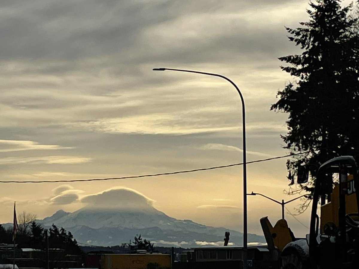 lilkaraokediva's tweet photo. #MtRainierWatch #MyMountain #BusStopView Ooooooo soooo pretty from 129th & MLK this morning!!!! https://t.co/RsyskYKjIy