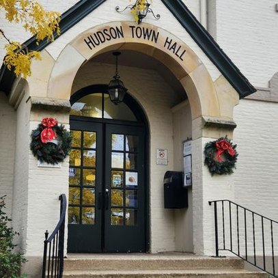 destinationhud's tweet image. #CallFirst 330 906-0642
#DestinationHudson volunteers are scheduled to be in place for your last minute shopping needs.
(But, we know, #TheStorm)

All those small #StockingStuffers, #Cards, and things that say #Hudson....
Come say "hello" to low stress, last minute gifts!