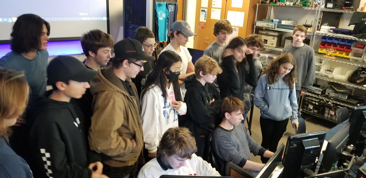 langeb75's tweet photo. Listening to keys being pressed at 130 Words Per Minute! #gogulllake #glcshs #glcstech @glbluedevils https://t.co/PayYnjHgwZ