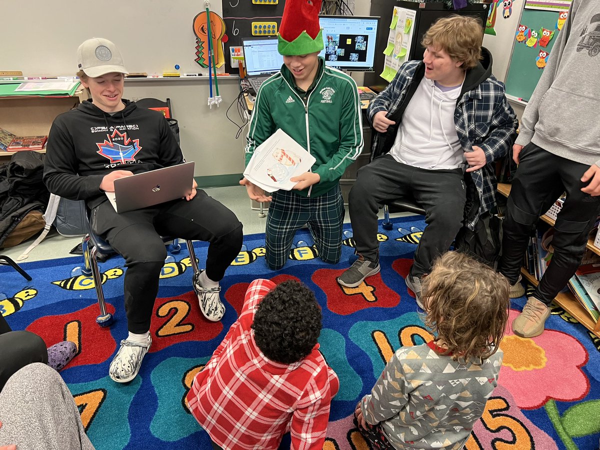 julia_mme's tweet photo. Tournée des contes de Noël avec nos écoles nourricières…Nos 12e ont partagé leurs créations tout en favorisant la communication orale! Quelle expérience enrichissante! #Patriotes @JPGagnier @ESCPainCourt @EECStPaul @EECSteCatherine @EECStFrancis @EECStPhilippe https://t.co/meF87Mujmu