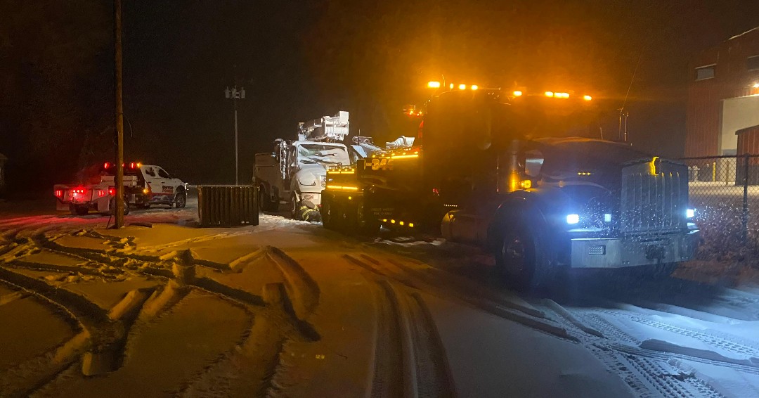 unitedpowercoop's tweet photo. Some heroes drive tow trucks. Thank you to Mirage Recovery for helping us get a bucket truck back to the shop last night. It was late and VERY cold. Everyone was grateful for the lift after working in temps around -35 degrees.
#alwayson #poweringyou #unsungheroes https://t.co/NwYiOxlKlf