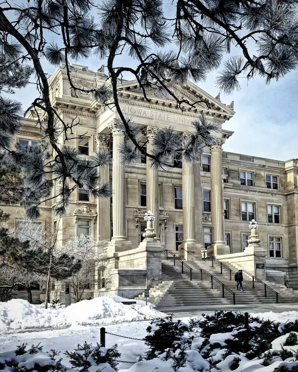 Happy holidays to our graduate students, postdocs, faculty, and staff! Best wishes for a relaxing and cheerful holiday season. conta.cc/3jmlnhl