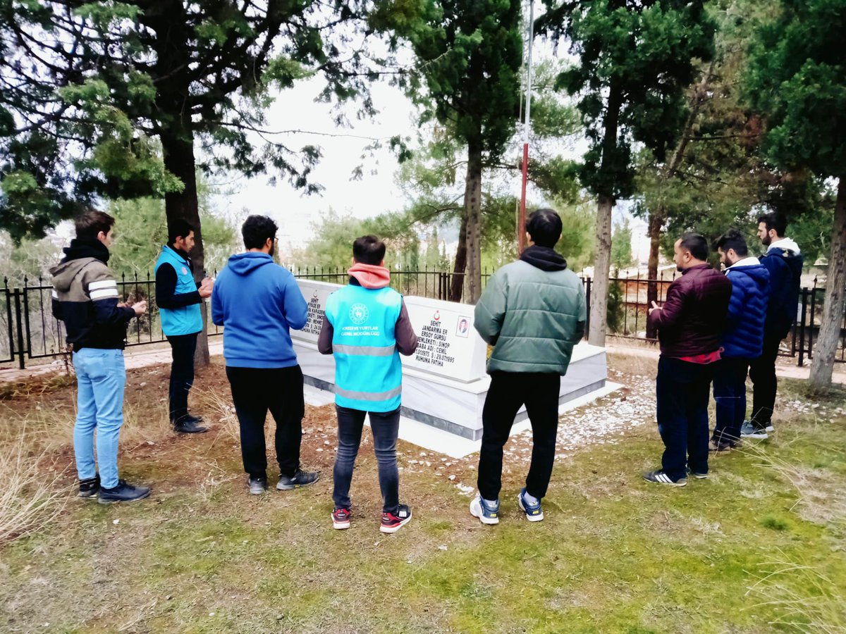 SinopKYGM's tweet photo. Boyabat yurtlulardan anlamlı ziyaret..

Sarıkamış Şehitlerini Anma Gününde ilçemizde bulunan Şehitliği ziyaret ettik.
#SarıkamışŞehitleri https://t.co/vTKj7qtNbr