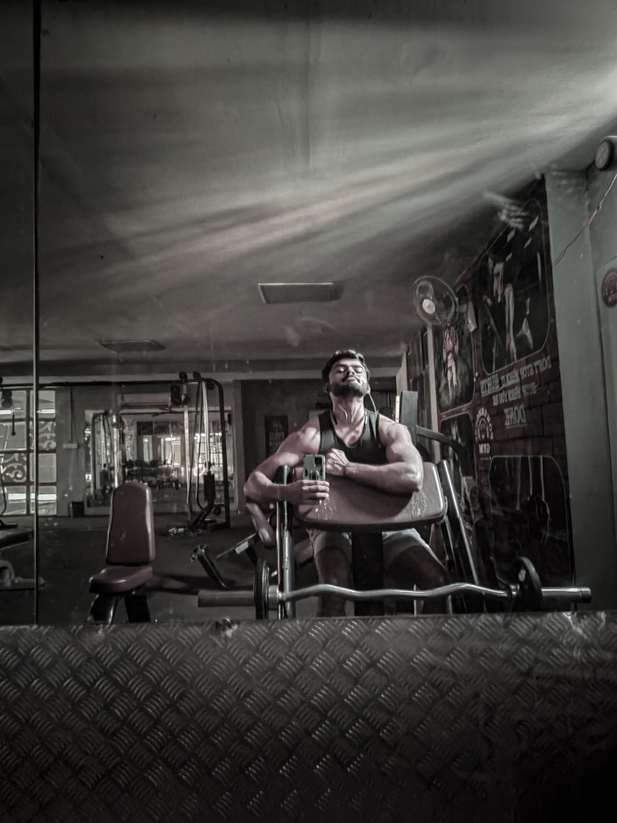 FitnessHitesh's tweet image. "Manzilon ki kya khabar, Jinhe raaston se ishq ho" 🎭
.
@physicsreveal 
.
#reborn #backtoform #Mirage #exhaustion #lastray #conceptshoot #motivation #yourself #love #livelife #positivity #Peace #patience #keeploving #hiteshfitness .