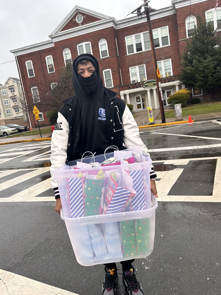 TherealPurk05's tweet photo. Giving back for the holidays. Happy holidays💙🙏🏽 https://t.co/IcHj5KMyiH