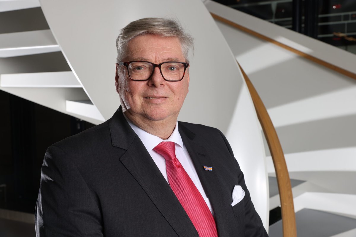 𝗦𝘆𝘁𝘀𝗲 𝗪𝗶𝗲𝗿𝗶𝗻𝗴 𝗻𝗶𝗲𝘂𝘄𝗲 𝗳𝗿𝗮𝗰𝘁𝗶𝗲𝘃𝗼𝗼𝗿𝘇𝗶𝘁𝘁𝗲𝗿 𝗟𝗼𝗸𝗮𝗮𝗹 𝗔𝗽𝗲𝗹𝗱𝗼𝗼𝗿𝗻

Lees hier het artikel:
lokaalapeldoorn.nl/sytse-wiering-…