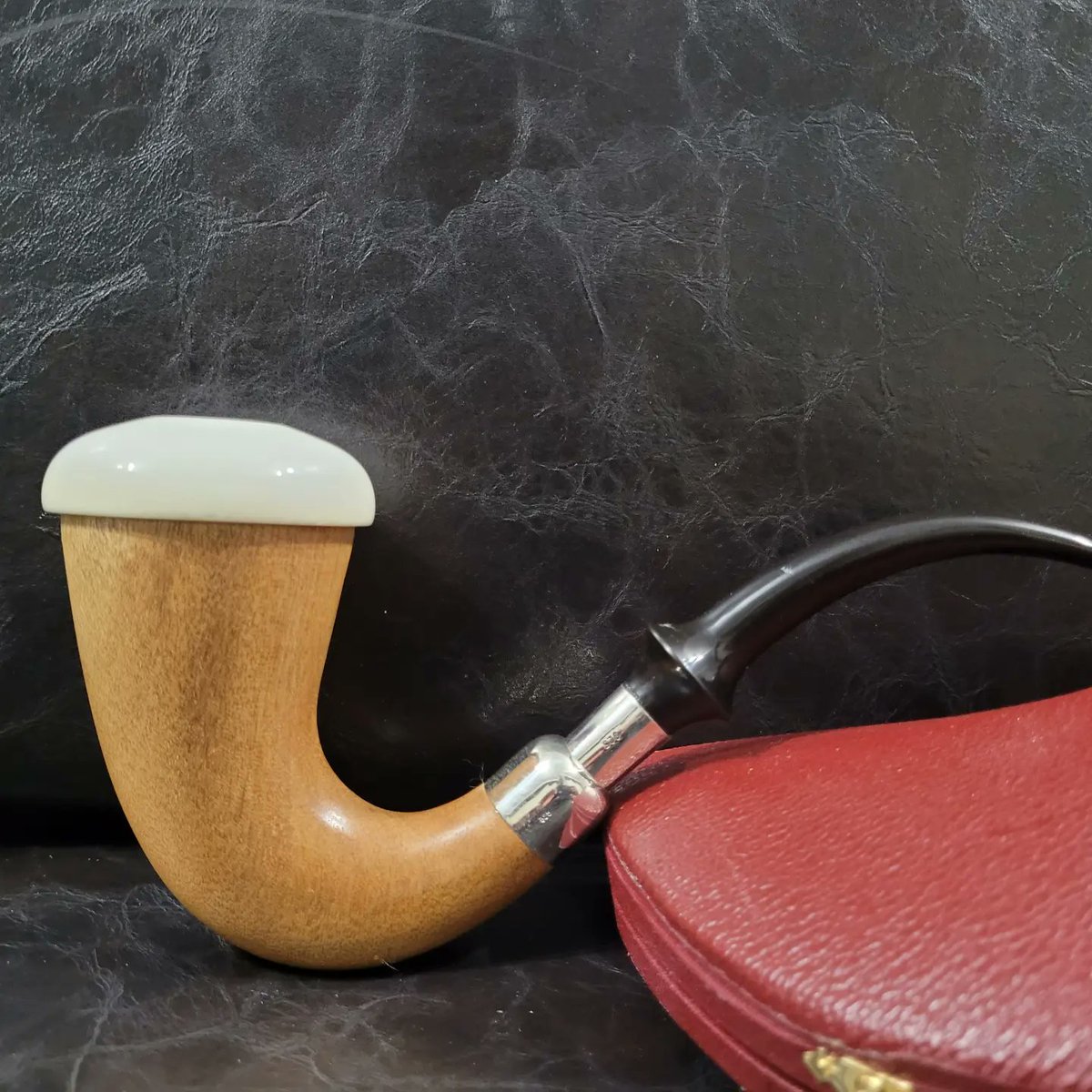 CPWcalabashpipe's tweet photo. https://t.co/A4hVTOvCNP
#meerschaum #pipesmokers #meerschaumpipes #briar #briarpipe #meerschaumpipe #handmadepipe
#handcarved #briarpipes #calabash #calabashpipe #calabashgourdpipe #calabashpipesworld https://t.co/k0o95ZOgj2