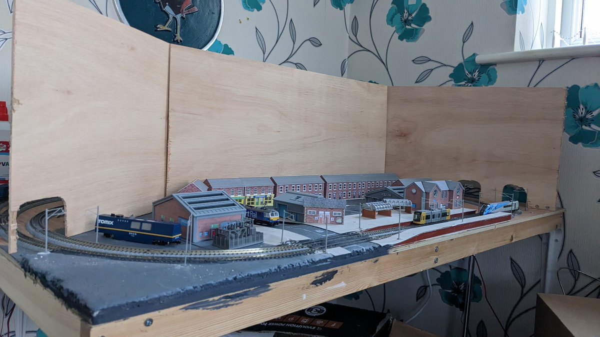 StevenHughes129's tweet photo. What a difference a day makes.. work today on #compassway sees the backscene in place, grass laid and buildings glued down. Just trees/bushes/fencing and lights to do, plus detailing like people and vehicles etc. #tmrguk #ngauge https://t.co/irk7KEVStO