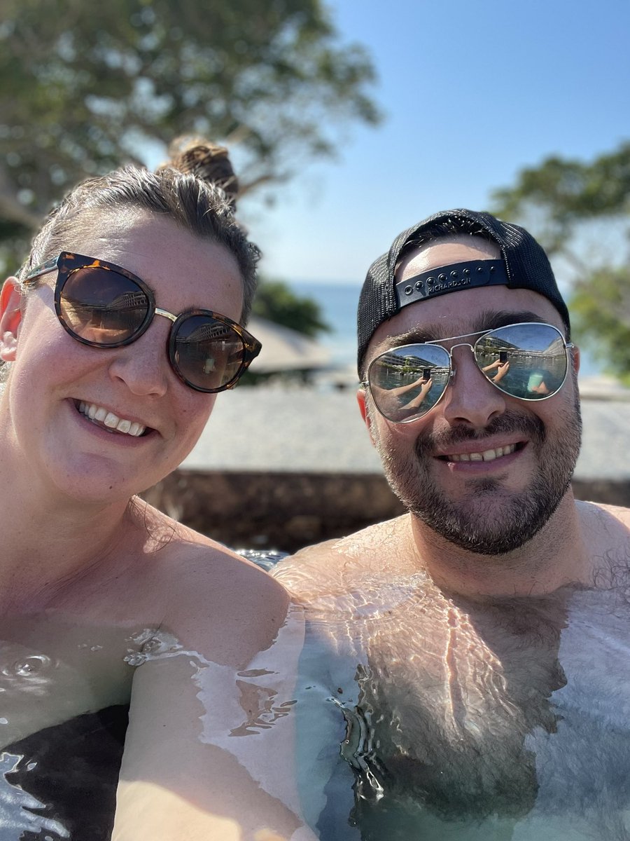 Flad02's tweet photo. Garth Brooks suggests a minimum of 2 Piña Coladas.

Halfway There.

#VacationFlad #PartyOnGarth #OtroMas https://t.co/dwhLxI0NPB