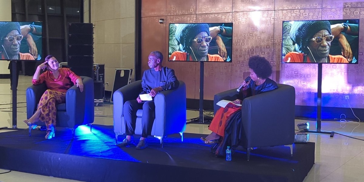 Dakar célébrée ce soir par une belle scène, un belle assemblée, une belle passion au lancement du livre  #DakarNidDArtistes de <a href="/DemeAisha/">Aïsha Dème</a> aux Éditions Malika.