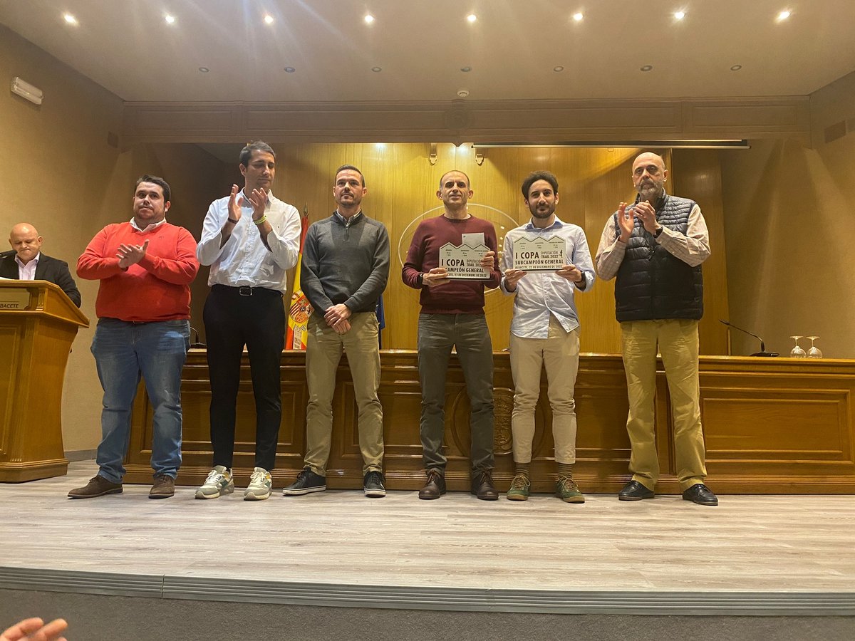 DipualbaDeporte's tweet photo. #Trail | Clausura VI Circuito Trail 2022 | #CopaTrail Categoría General Masculina:
🥇 David Agudo Algibe (Segura Sport)
🥈 Fco. Javier López Atiénzar (Club Atletismo y Trail Valdeganga)
🥉 Salvador Vicente Merino (Independiente)
#atletaspopulares https://t.co/y4Yr6mjD9T