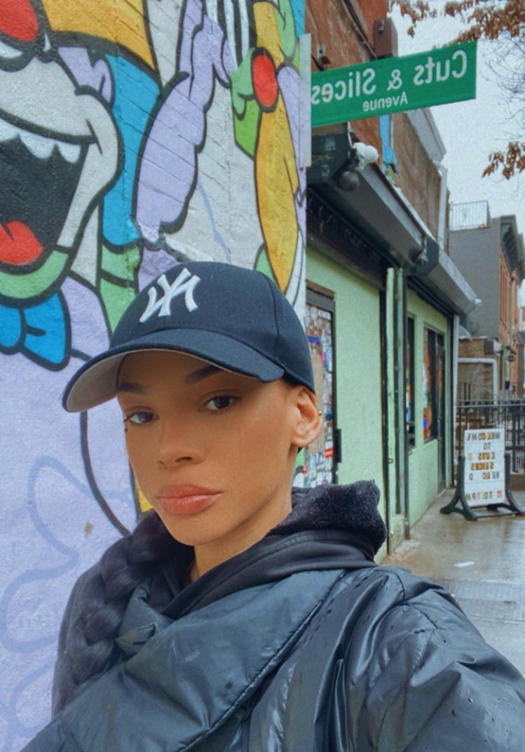 evolve2exist's tweet image. Brooklyn wit it. Had to stop by @CutsSlicesnyc for that oxtail pizza!  🔥🍕 Also tried Curry Shrimp and Chicken Parmesan slices. 😋😋