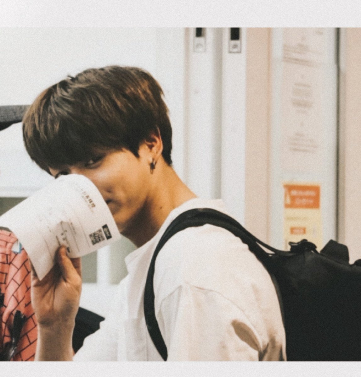 artistaew's tweet photo. taekook au — santo noel 

na qual kim taehyung, professor universitário, só deseja uma coisa para o natal: desfrutar de férias tranquilas. 

ou na qual jeon jungkook vai atrás de seu professor durante as férias para reclamar por ter sido reprovado injustamente em sua disciplina https://t.co/fAfLC83zrm