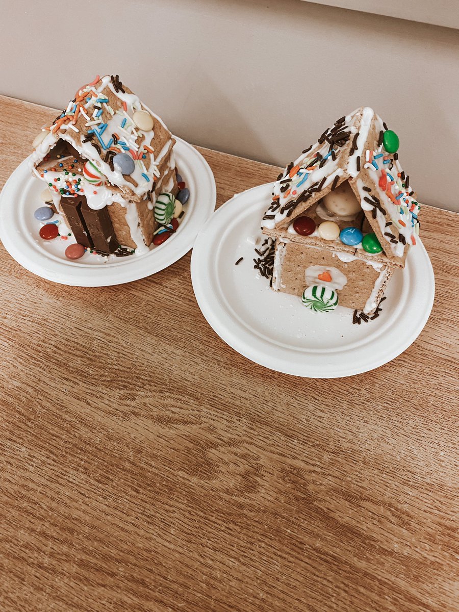 Get off your phones, we’re making candy houses 🤪