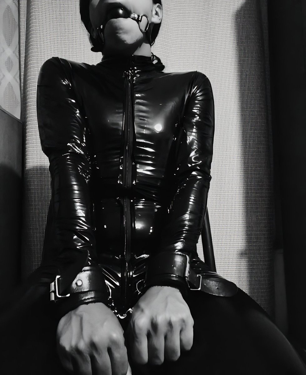 scrtgrx's tweet photo. #Catsuit #Men #Outfit #Front #Pvc #Shiny #Shine #Vinyl #Wetlook #Leathermodel #Latexmodel #Hand #Leatherfashion #Tight #Grab #Sit #Black #Floor #Dark #Goth #bdsmlife #bdsmsubmissive #Chair #Blackwhite #Project #Ballgag https://t.co/4ZrDqeAdRa