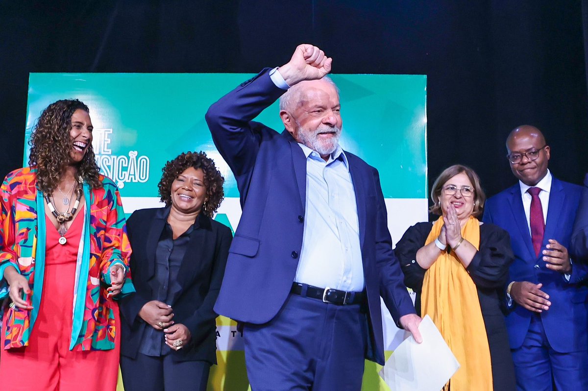 Minha gente, a missão agora foi dada oficialmente pelo presidente <a href="/LulaOficial/">Lula</a>: vamos juntos, de mãos dadas, refundar o Ministério da Cultura! É tempo de muito trabalho e dedicação para reerguer a Cultura como o nosso povo precisa e merece!

📸 Ricardo Stuckert