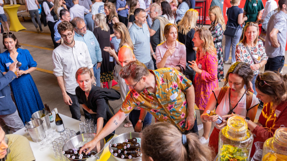 #SociaalOndernemen is leuk, frustrerend, met vallen en opstaan. En vooral #systeemveranderend. Wil je je #SocialeOnderneming vooruitbrengen, andere #SociaalOndernemers een stap verder helpen en deze beweging versnellen?🫱🏽‍🫲🏽Word lid van ons #netwerk! social-enterprise.nl/Voor-sociaal-o…
